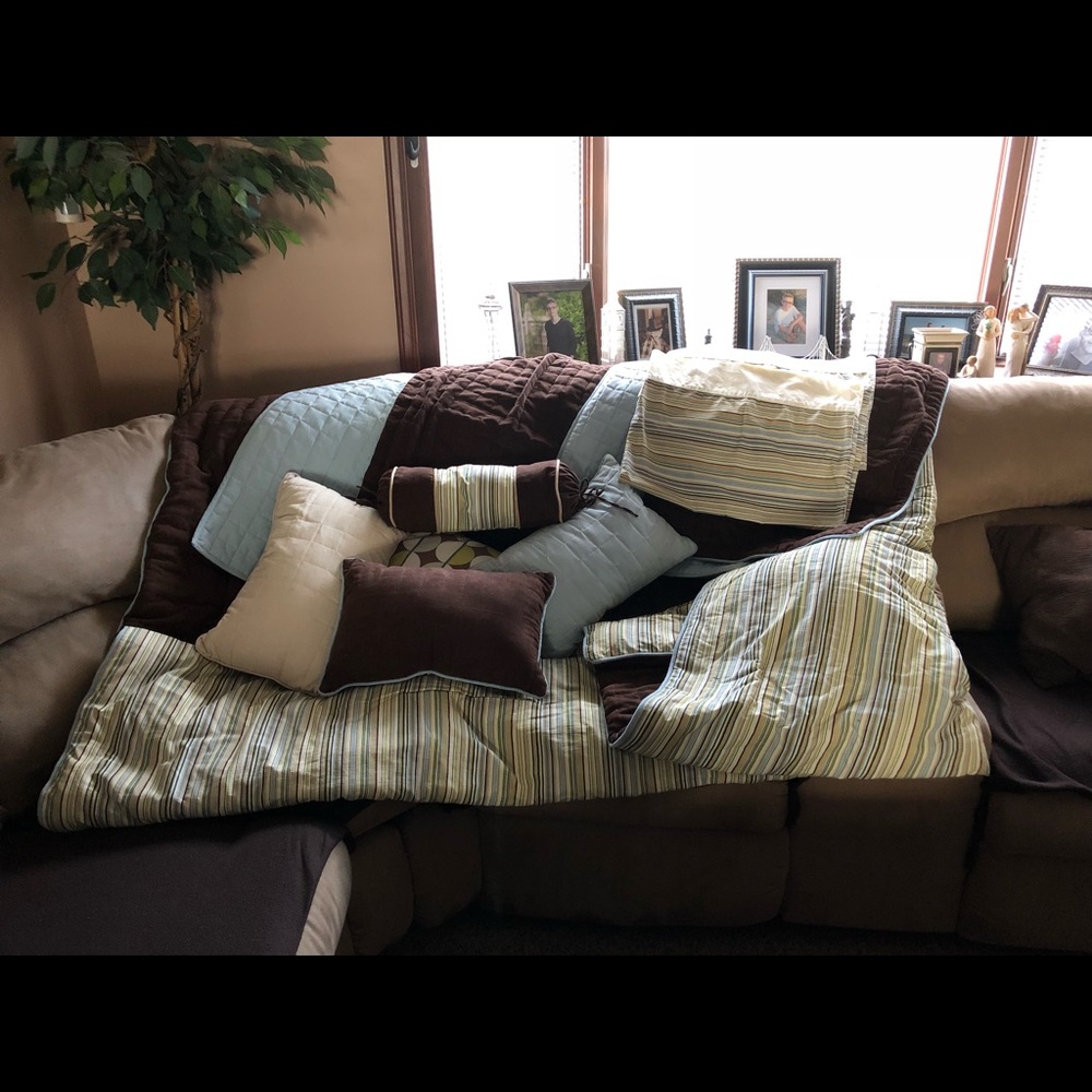 Queen size quilt, shams & decor pillows. Excellent